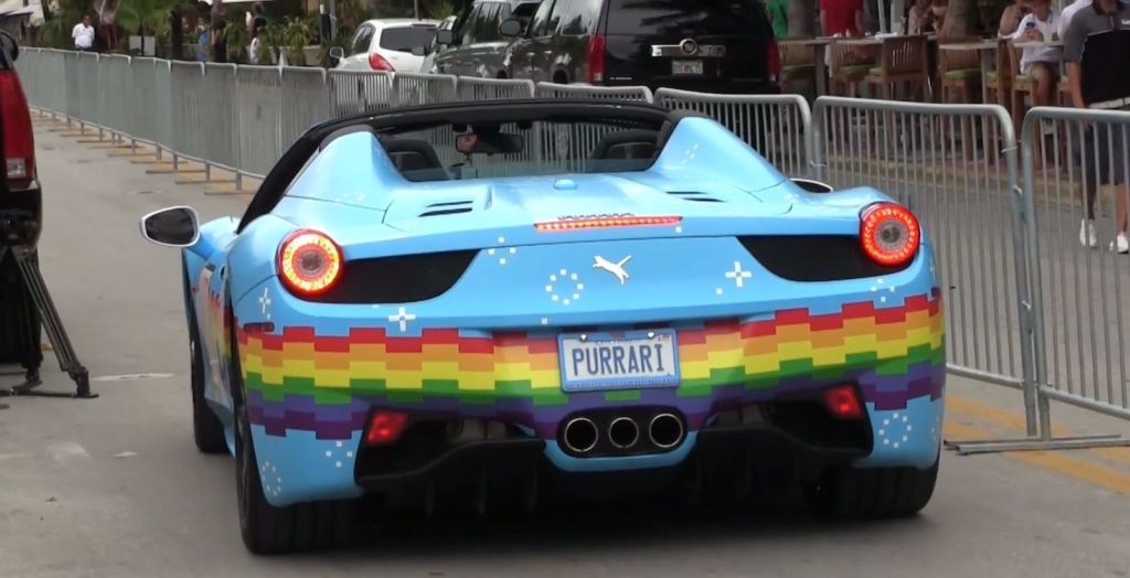 Deadmau5 com uma Ferrari 458 Italia personalizada