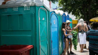 Quase 80% dos foliões acham ir ao banheiro o maior perrengue do Carnaval