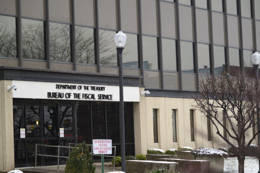 Exterior de um dos dois locais do Departamento do Tesouro, Gabinete de Serviços Fiscais em 12 de fevereiro de 2025 em Parkersburg, West Virginia. A equipe do Departamento de Eficiência Governamental DOGE de Elon Musk estará no gabinete de terça a quinta-feira para acessar o Sistema Central de Relatórios Contábeis do Tesouro