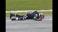 Piloto é internado após cair de cabeça em treino da MotoGP; Vídeo