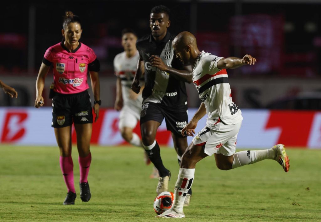 Lucas em partida contra a Ponte Preta