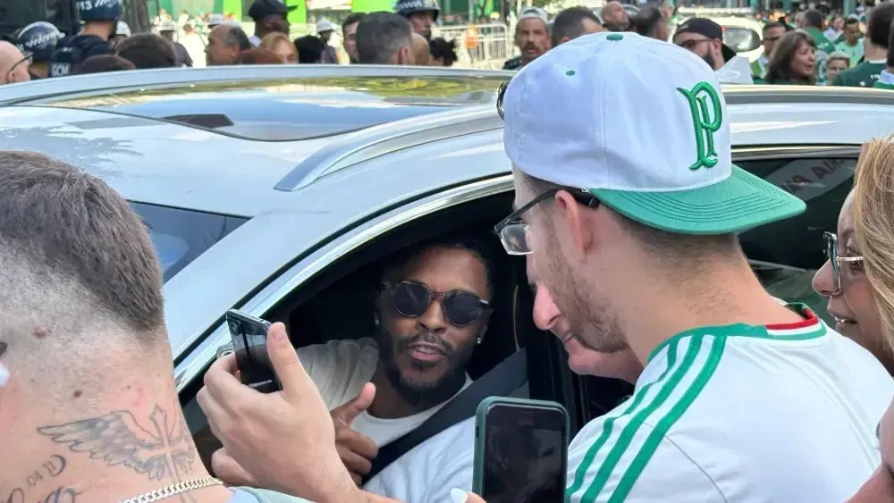 Michel Bastos atendeu aos torcedores do Palmeiras