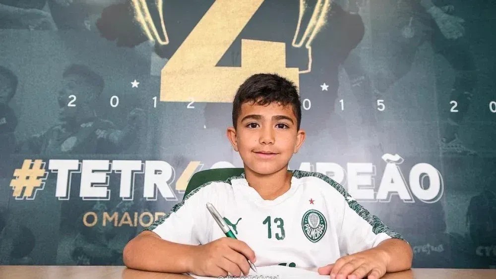 Pedrinho assinou contrato com Palmeiras aos 10 anos