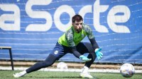 Dirigente do Grêmio sai em defesa de Tiago Volpi após críticas