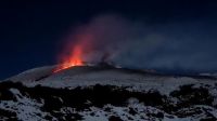 Vulcão coberto de neve entra em erupção na Itália; veja o vídeo