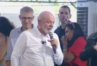 Quem é covarde usa o celular para fazer fake news, diz Lula