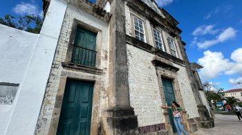 A paróquia de Nossa Senhora da Boa Viagem apresenta condições precárias; parte do telhado está sendo amparada por estrutura improvisada