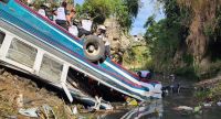 Ônibus cai de ponte na Guatemala e deixa ao menos 51 mortos