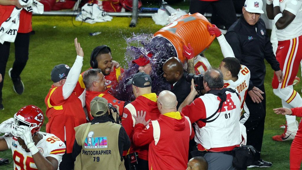 Andy Reid celebrando vitória no Super Bowl de 2023 