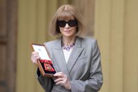 Anna Wintour tira óculos de sol para encontro com Rei Charles; veja foto