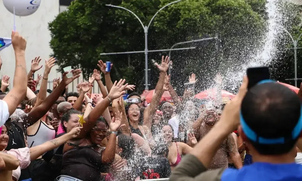 Carrossel das Emoções foi o primeiro megabloco a desfilar no Rio de Janeiro em 2025