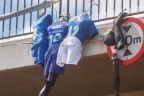 Torcida do Cruzeiro protesta e pendura bonecos em viaduto após eliminação