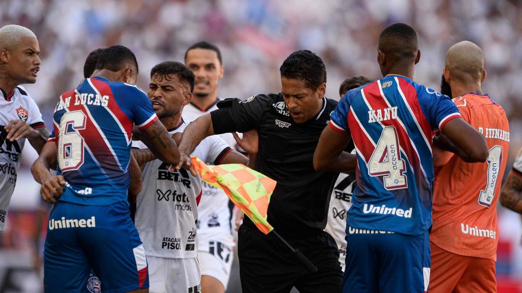 Jogadores de Bahia e Vitória discutem em clássico