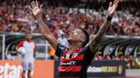 Bruno Henrique e Arrascaeta são os maiores campeões da história do Flamengo