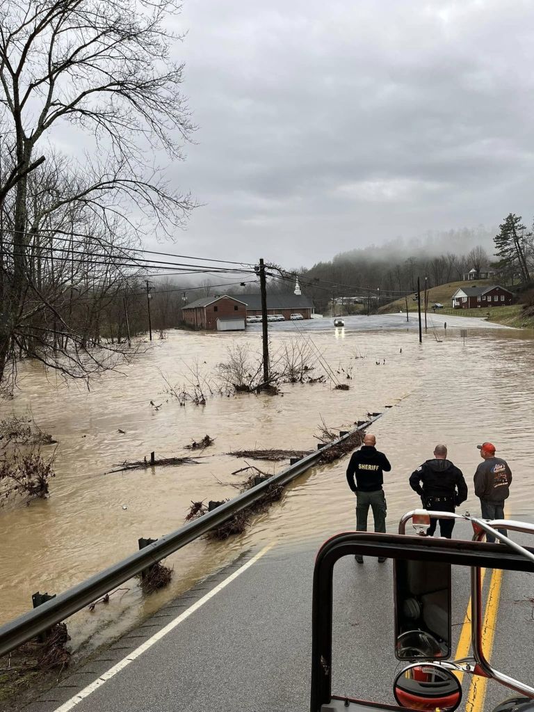 Estradas inundadas no Condado de Clay, Kentucky, em 15 de fevereiro, após forte tempestade nos EUA.