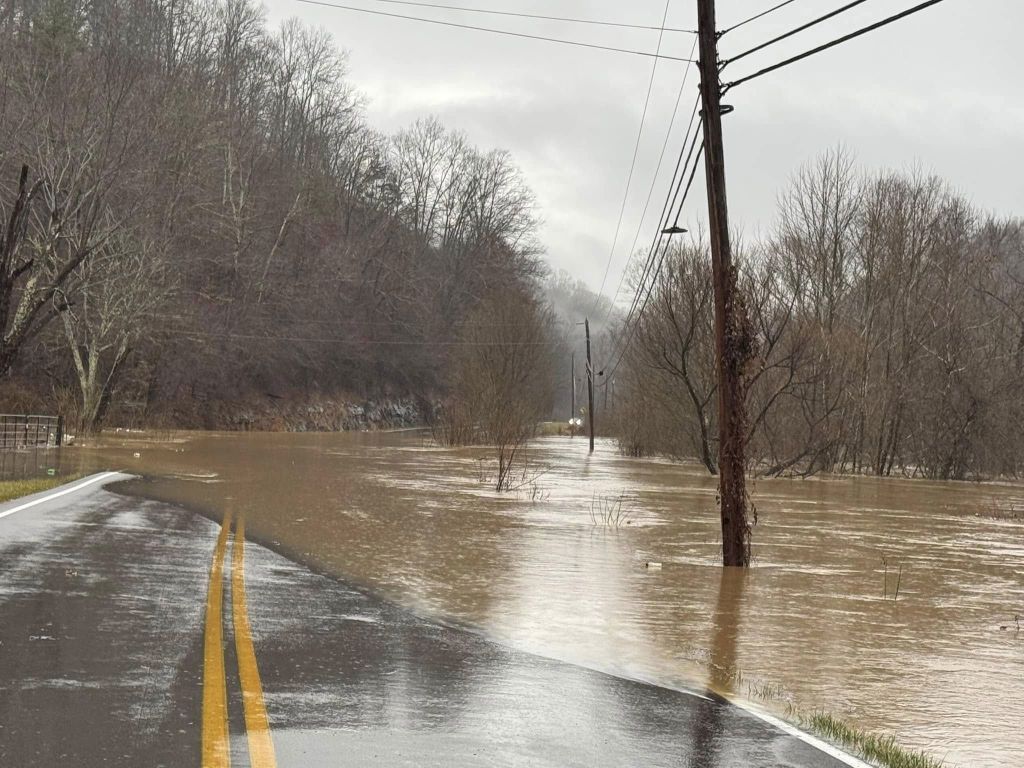 Uma estrada inundou uma estrada no Condado de Knox, Kentucky, em 15 de fevereiro de 2025, após forte tempestade.