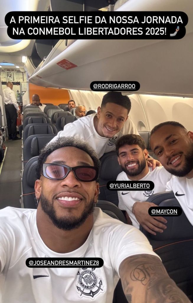 Jogadores do Corinthians no avião, em viagem à Venezuela