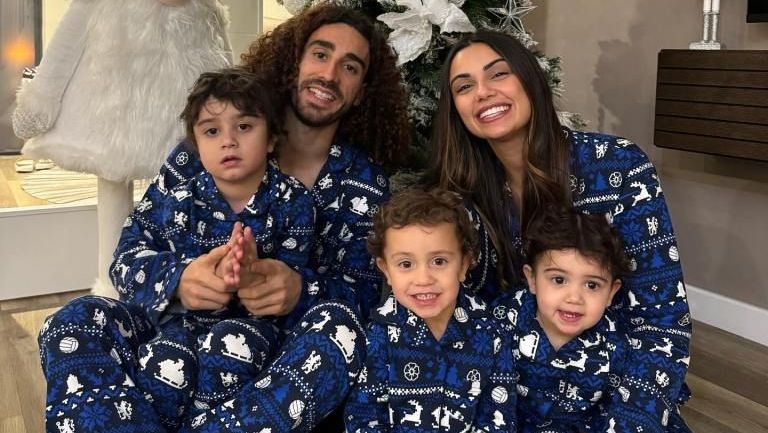 Marc Cucurella, jogador do Chelsea, ao lado da família