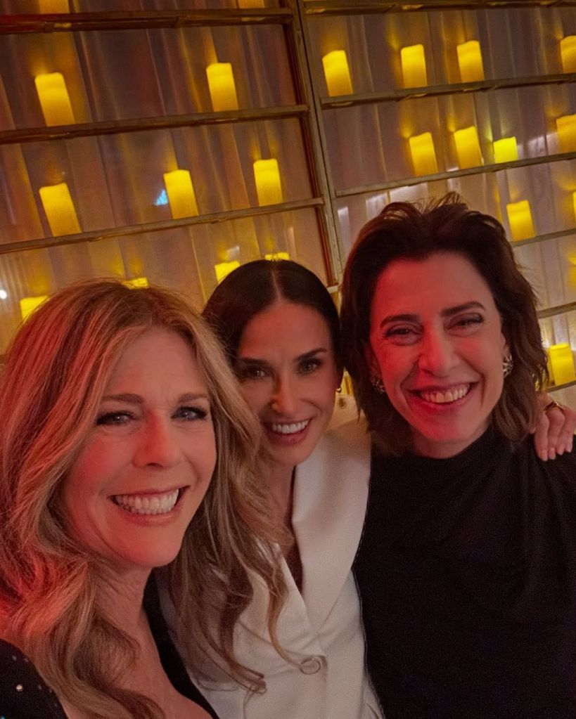 Demi Moore posa com Fernanda Torres e Rita Wilson 