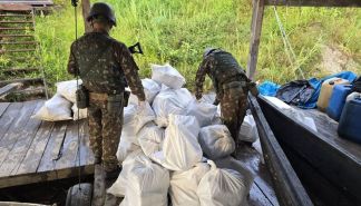 Exército apreende uma tonelada de maconha no casco de barco no AM