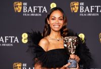 Bafta 2025: Zoe Saldaña dedica prêmio a sobrinho transgênero