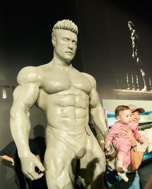 Estátua de Chris Bumstead em evento realizado em Miami