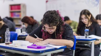 Os estudantes podem pedir ajuda para IA melhorar trechos do texto, pedir repertórios e corrigir as redações