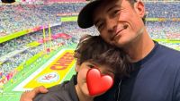 Orlando Bloom posta foto rara com o filho no Super Bowl; veja