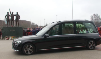 Manchester United realiza homenagem a Denis Law antes de funeral; veja