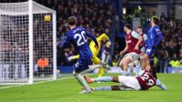 Premier League: Chelsea vira sobre West Ham com gol polêmico e volta ao G4