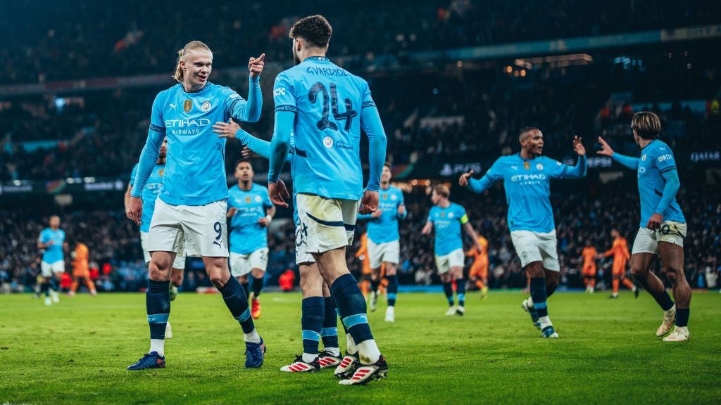 Erling Haaland comemora seu gol com a camisa do Manchester City contra o Real Madrid pela Champions