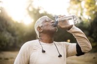 Hidratação é fundamental para se proteger do calor extremo; veja dicas