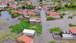 Fortes chuvas provocam transbordamento de rio e deixam casas alagadas na PB