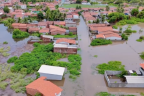 Fortes chuvas provocam transbordamento de rio e deixam casas alagadas na PB