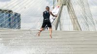 Italo Ferreira testa piscina de ondas em São Paulo