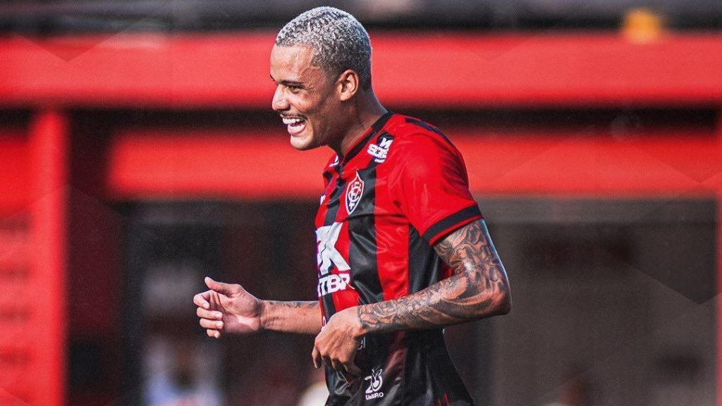 Janderson comemora gol pelo Vitória