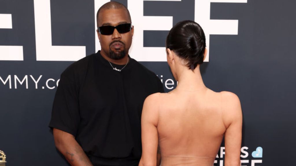 Kanye West e Bianca Censori comparecem à 67ª edição do Grammy Awards em 2 de fevereiro de 2025 em Los Angeles, Califórnia