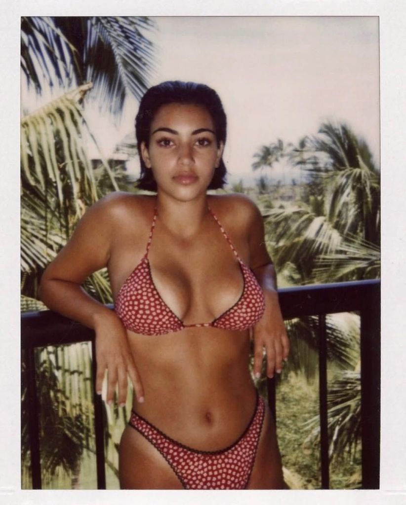 Kim Kardashian resgata foto as 14 anos