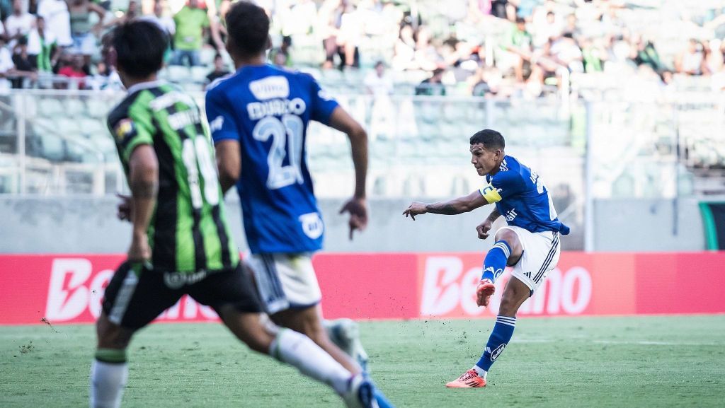 Lucas Romero chuta para marcar pelo Cruzeiro contra o América-MG