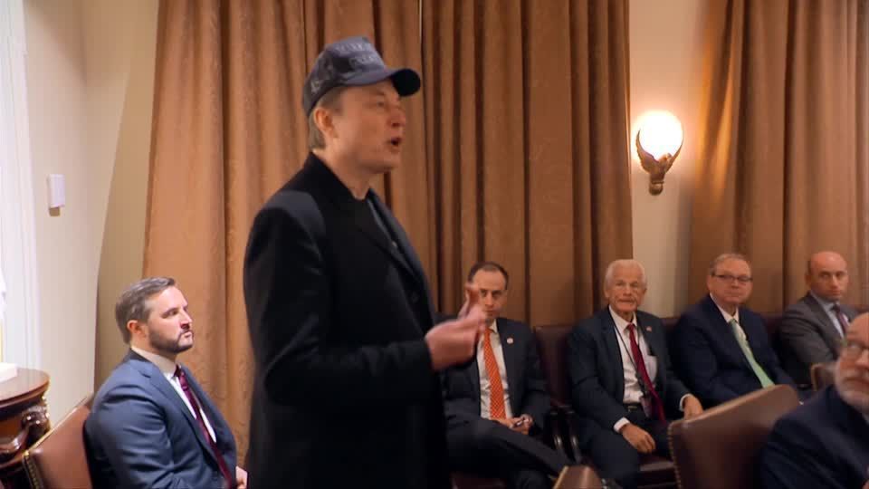 Elon Musk em reunião de gabinete do presidente Donald Trump.