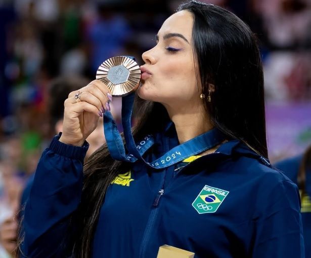 Natinha beija a medalha de bronze conquistada em Paris 2024