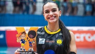 Após caso de traição, Natinha é eleita melhor do jogo e se emociona