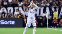 Contra o Corinthians, Neymar leva vaias, é provocado e erra em gol