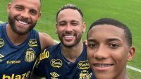 Neymar tira foto com filho de Robinho após treino do Santos