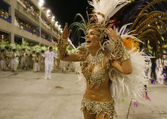 Paola Oliveira no desfile da Grande Rio em 2009