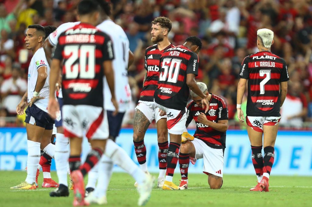 Arrascaeta comemora seu gol com Plata no Maracanã