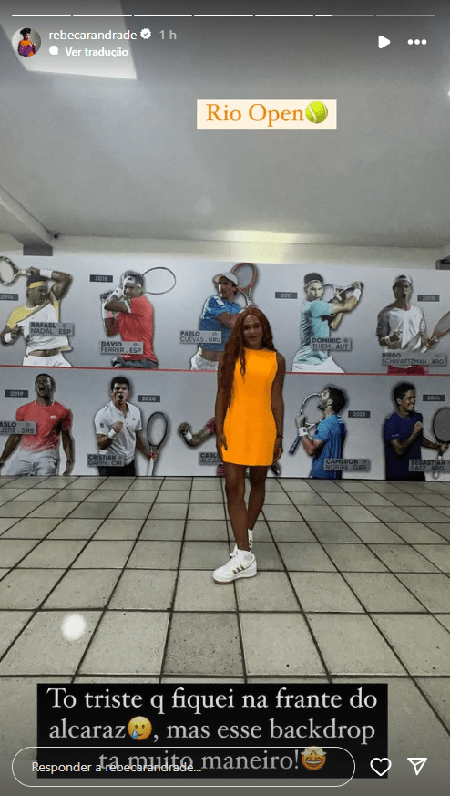 Rebeca Andrade aproveitou para tirar foto no mural com diversos tenistas no Rio Open