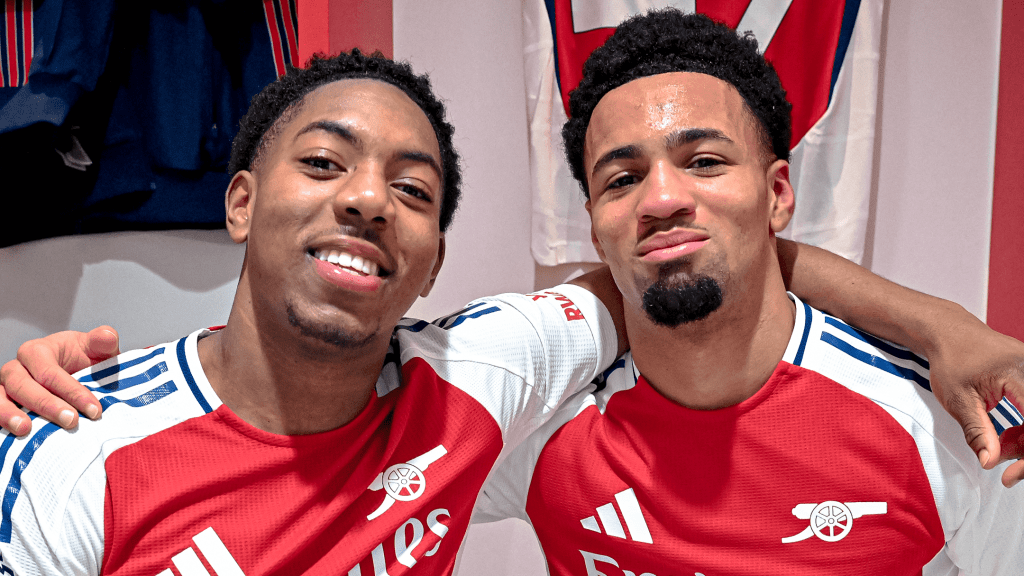 Lewis-Skelly e Ethan Nwaneri em vestiário do Arsenal