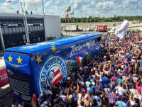 VÍDEO: Torcida do Bahia faz a festa no embarque da equipe para Libertadores