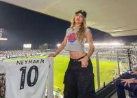 Virginia, Zé Felipe e mais famosos vão à reestreia de Neymar no Santos